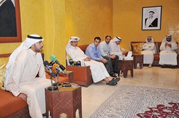 الفزيع اثناء اللقاء ويبدو الزملاء المحررون البرلمانيون