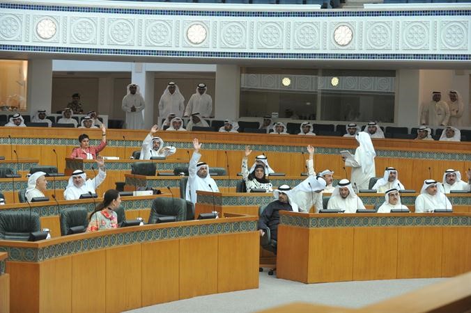 جانب من تصويت اعضاء مجلس الامة و الوزراء على احد القوانين