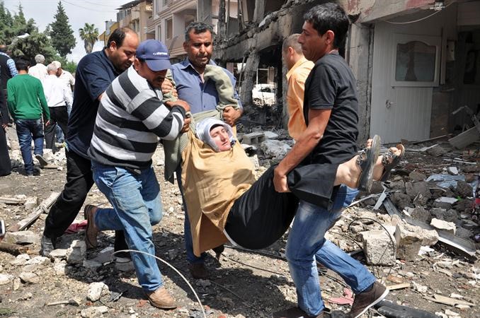مسعفون ينقذون سيدة مصابة بتفجيرات بلدة الريحانية في تركيا امس اب