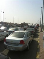 السيارات اصطفت في طابور طويل