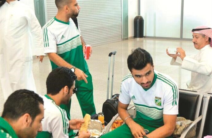 اللاعبون يتناولون الشباتي والسمبوسة في المطار ﻿