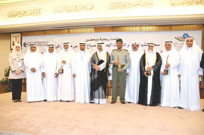 سمو رئيس الوزراء الشيخ جابر المبارك وصلاح الغزالي لدى تكريم الحرس الوطني﻿