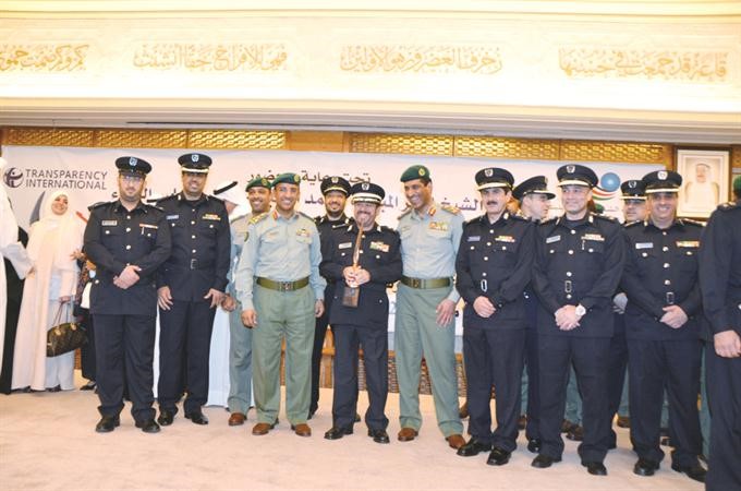 لقطة جماعية لبعض رجال الحرس الوطني والاطفاء بعد التكريم في جائزة الكويت للشفافية﻿