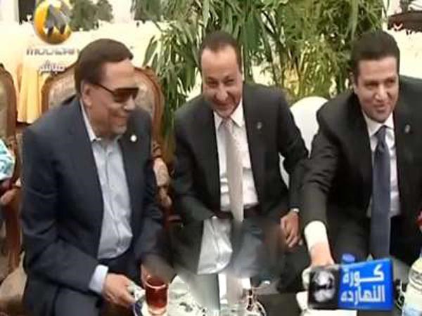 بالفيديو.. عادل إمام يحرج أحد المذيعين قائلاً له بغضب : "أنت عايز مني إيه."