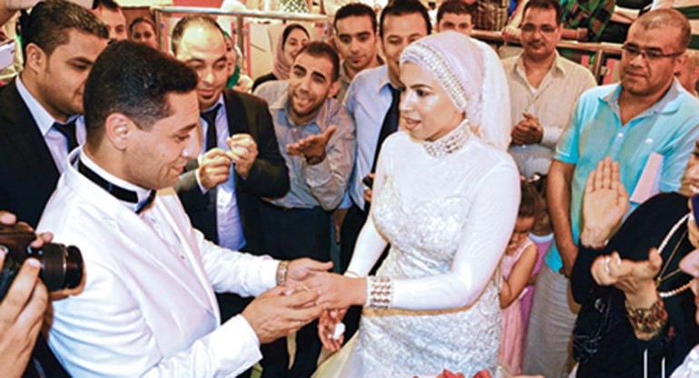 بالفيديو.. "فيسبوكيون" يزفون عريساً وعروسه في دبي دون أن يجمعهم رابط
