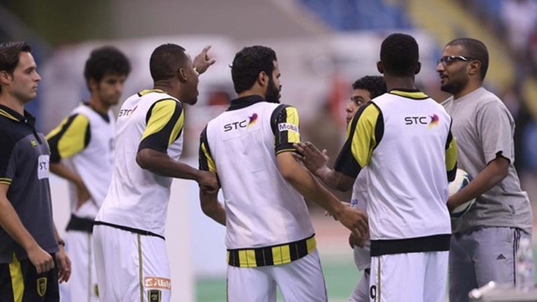 "جالب الكرات" لحارس اتحاد جدة: لا تشتم أميّ .. لست خادماً عندك