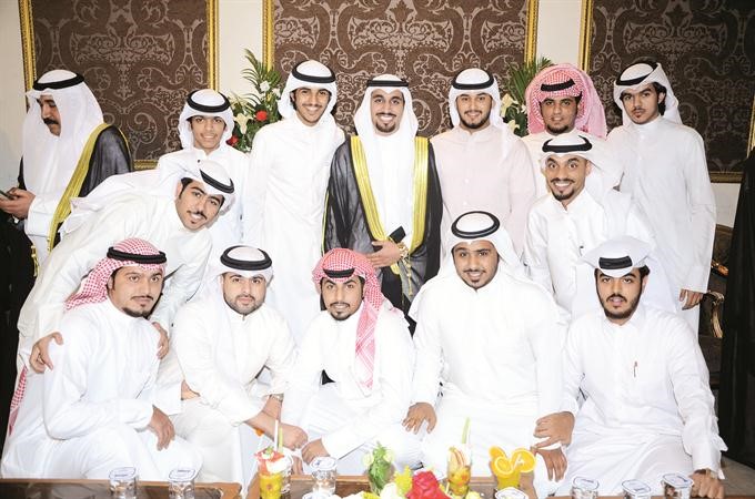 المعرس متوسطا الاصدقاء في لقطة تذكارية﻿