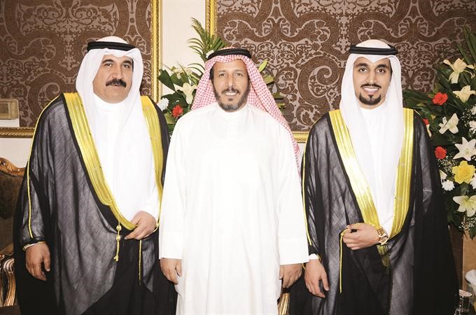 سعود بوخوصة متوسطا المعرس ووالده﻿
