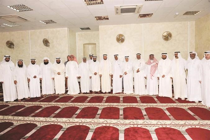 شريدة المعوشرجي ومحمد البدر ووليد الشعيب وعدد من المسؤولين خلال افتتاح احد المساجد﻿