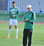 مدرب العربي البرتغالي جوزيه روماو ويبدو البحريني سيد عدنان بالتدريب ﻿