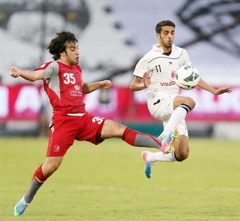 لاعب لخويا خالد مفتاح يدخل بقوة على مهاجم السد حسن الهيدوس	افپ﻿