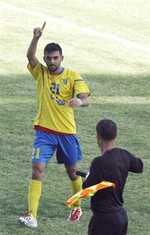 لاعب الصفاء محمد حيدر يحتفل بهدفه في مرمى الانصار
