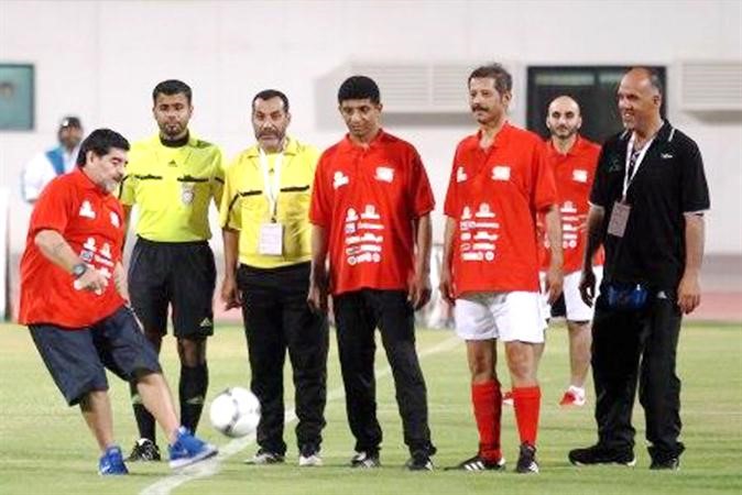 دييغو مارادونا يركل ركلة افتتاح البطولة