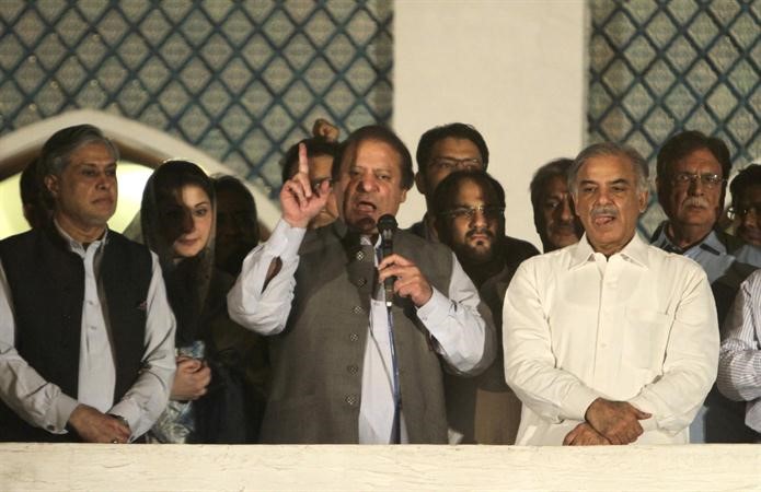 نواز شريف محتفلا بفوزه وبجواره شقيقه شهباز شريف وابنته مريم نواز في مؤتمر صحافي اول من امس افپ﻿