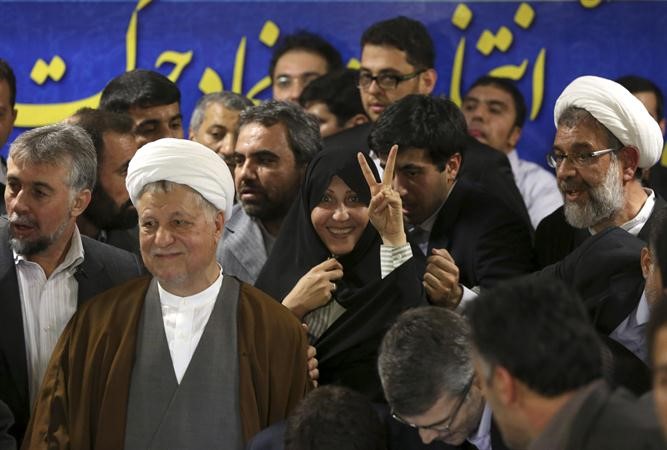 رفسنجاني يتقدم باوراق ترشحه للرئاسة الايرانية امس الاول وسط انصاره وبجواره ابنته فاطمة 	افپ﻿