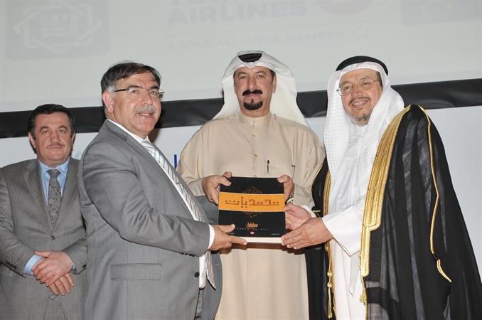 د عادل الفلاح وفريد العلي يكرمان احد المشاركين﻿