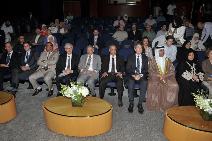 دمحمد الهيفي والشيخة اوراد الجابر والسفيران الاميركي والاماراتي ودهلال الساير خلال المؤتمر اسامة ابو عطية