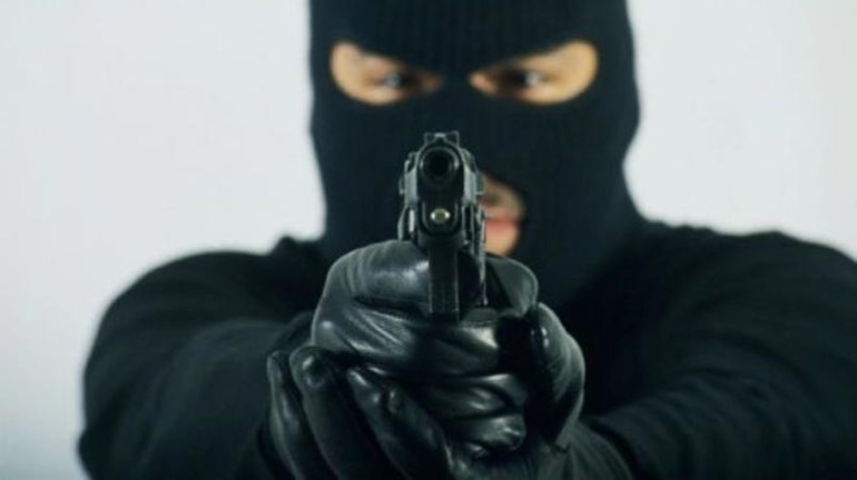 مجهولان يسطوان على محطة وقود ويسلبان الكاشير 1500 دينار تحت تهديد مسدس