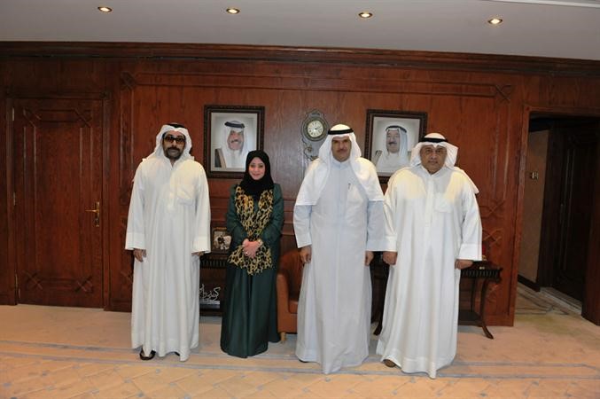  الشيخ سلمان الحمود خلال استقباله عددا من اهالي شهداء القرين