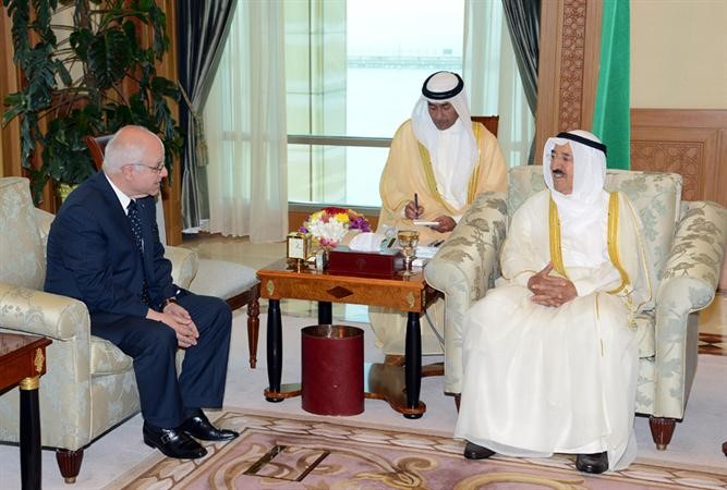 صاحب السمو الامير الشيخ صباح الاحمد مستقبلا وزير خارجية الجزائر