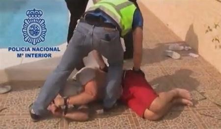 بالفيديو.. لحظة القبض على أخطر مجرم بريطاني مسلح بأخطر الأسلحة 