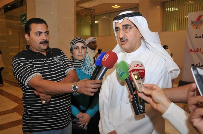 الوزير مالابراهيم متحدثا للصحافيين