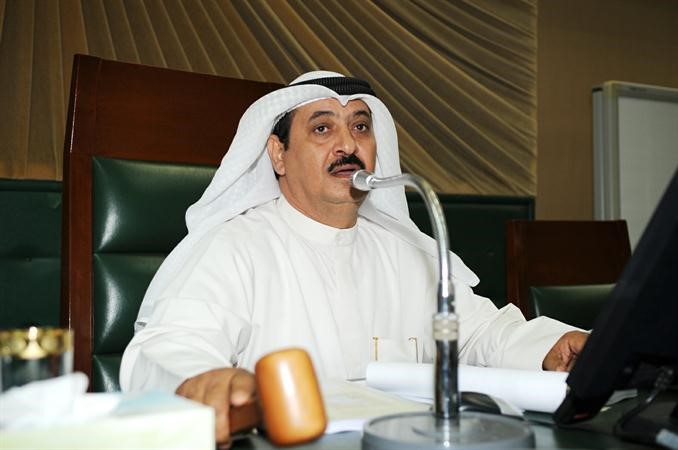 زيد العازمي خلال ترؤسه الجلسة