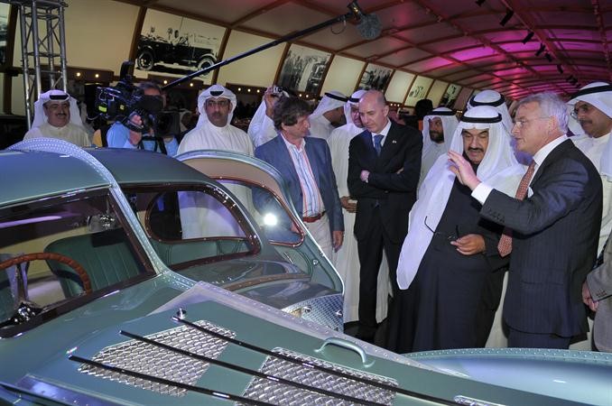 سمو الشيخ ناصر المحمد مطالعا سيارة بوغاتي اسامة ابو عطية