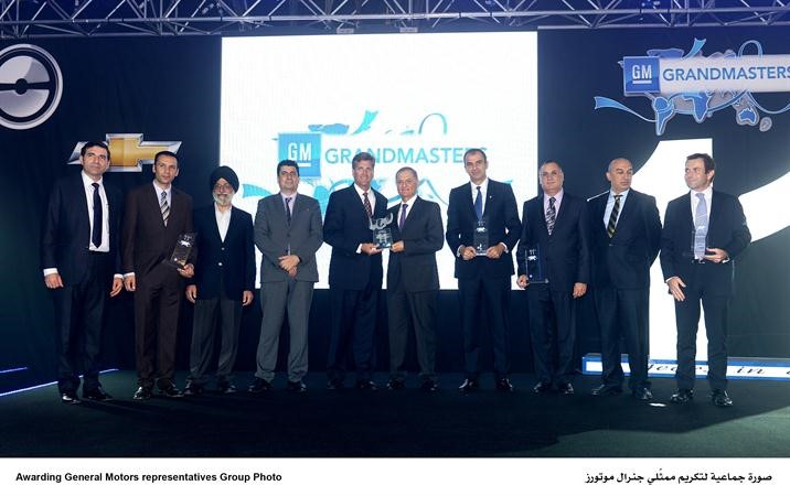 لقطة جماعية لتكريم ممثلي جنرال موتورز