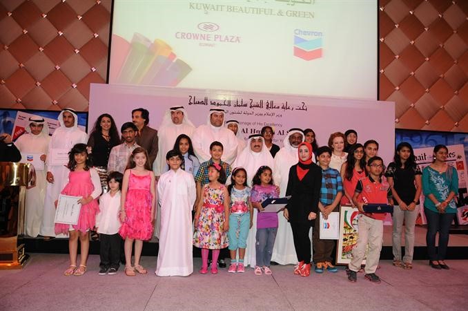 لقطة تذكارية للمكرمين مع الرعاة ولجنة التحكيم قاسم باشا