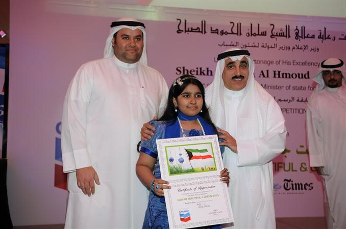 طالبة مكرمة من قبل يوسف مصطفى وعبدالرحمن العليان