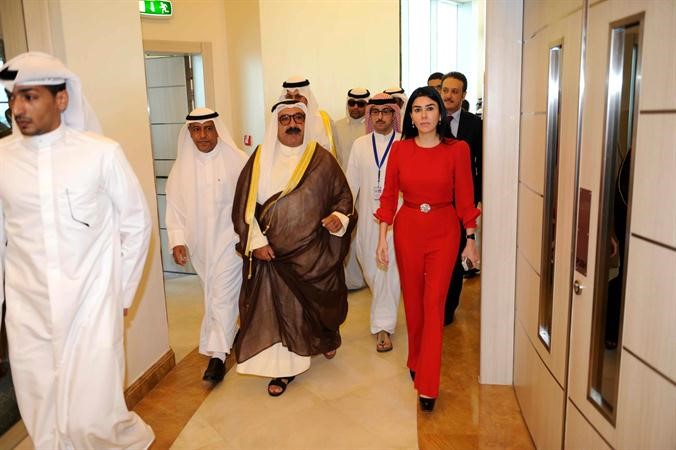 الشيخ ناصر صباح الاحمد لدى وصوله الى المستشفى وفي استقباله دافراح الصراف