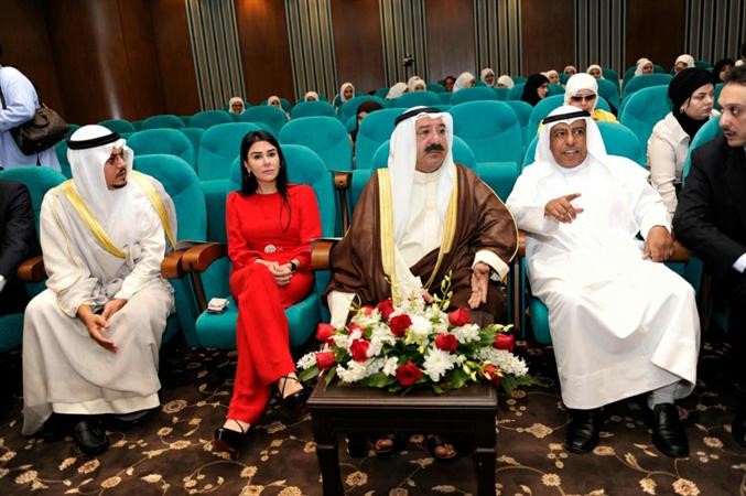 الشيخ ناصر صباح الاحمد يتوسط دافراح الصراف ودطارق الجسار خلال متابعة المنتدى