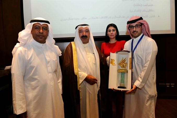 تكريم الشيخ ناصر صباح الاحمد على هامش المنتدى	 هاني عبدالله