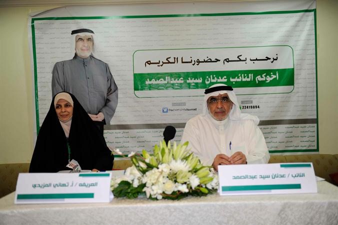سيد عدنان عبدالصمد متحدثا للحاضرات خلال الندوة