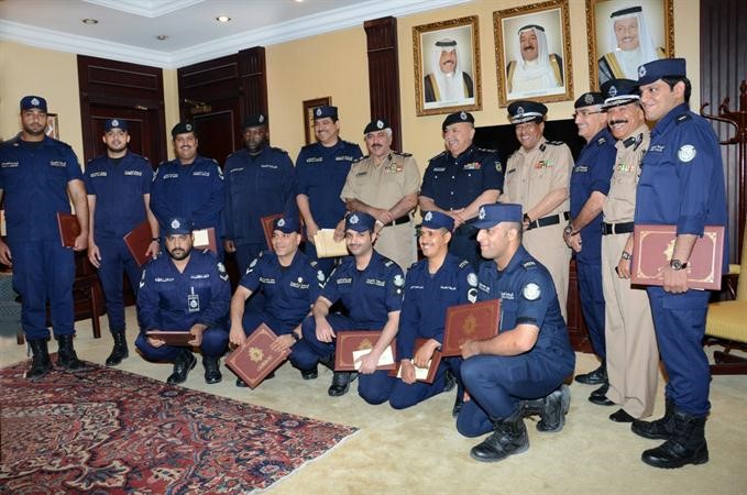 الفريق الفهد واللواء الدوسري يتوسطان المكرمين