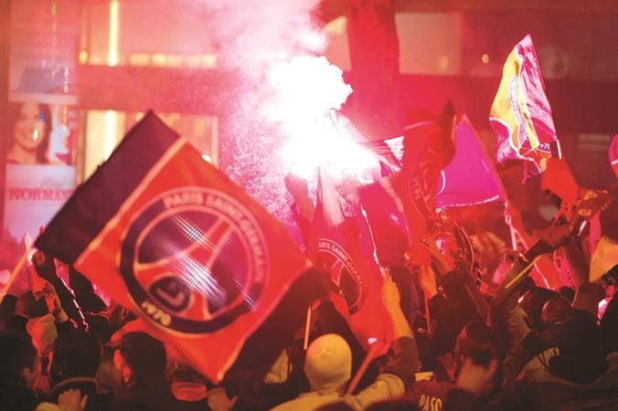فرحة الباريسيين بالفوز بالدوري الفرنسي في شوارع باريس