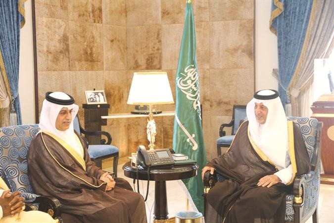 صاحب السمو الملكي الامير خالد الفيصل مجتمعا مع الشيخ سلمان بن ايراهيم ﻿