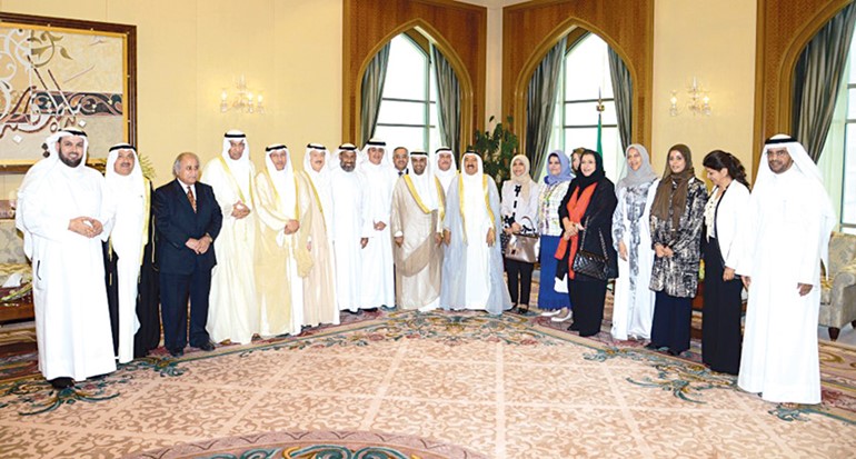 صاحب السمو الامير الشيخ صباح الاحمد متوسطا وزير التربية ووزير التعليم العالي دنايف الحجرف واعضاء المجلس الاعلى للتعليم