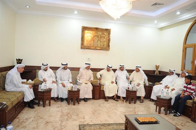 المتقاعدون اثناء الحديث مع الزميل فرج ناصر قاسم باشا