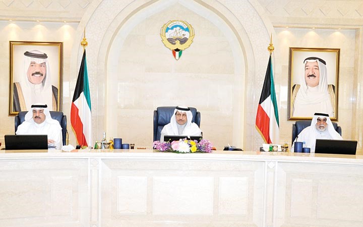 سمو رئيس الوزراء الشيخ جابر المبارك مترئسا اجتماع الحكومة امس ومتوسطا الشيخ احمد الحمود والشيخ احمد الخالد