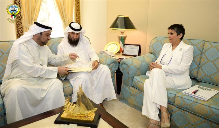 ديوسف الزلزلة يسلم الامين العام علام الكندري صحيفة استجواب وزير الداخلية بحضور صفاء الهاشم﻿