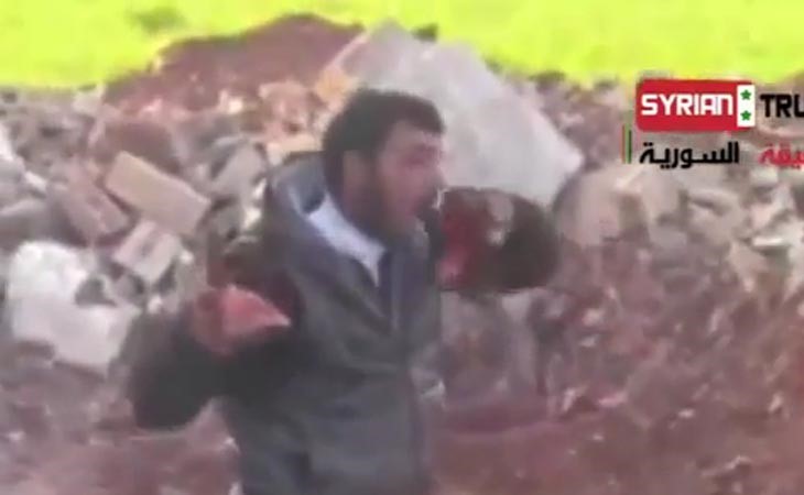 بالفيديو.. المعارضة السورية تندد بمقطع «قتل جندي نظامي وأكل قلبه» المنسوب إلى مقاتل معارض 