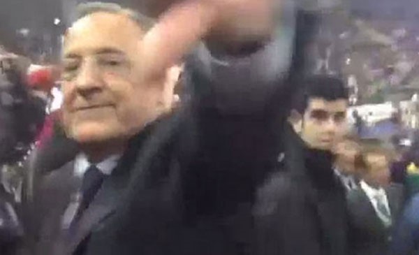 بالفيديو .. رئيس ريال مدريد يفقد أعصابه ويشتم مشجعاً برشلونياً هتف للبلوغرانا!