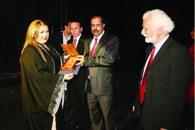 منى شداد تتسلم تكريمها من ادارة المهرجان