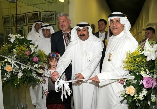 م علي اليوحة وسفير اوكرانيا خلال افتتاح المعرض