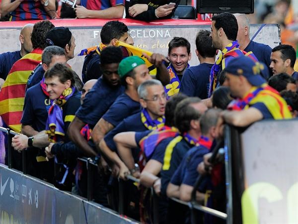 ميسي وباقي نجوم برشلونة يحتفلون بلقب الليغا فوق حافلة افپ