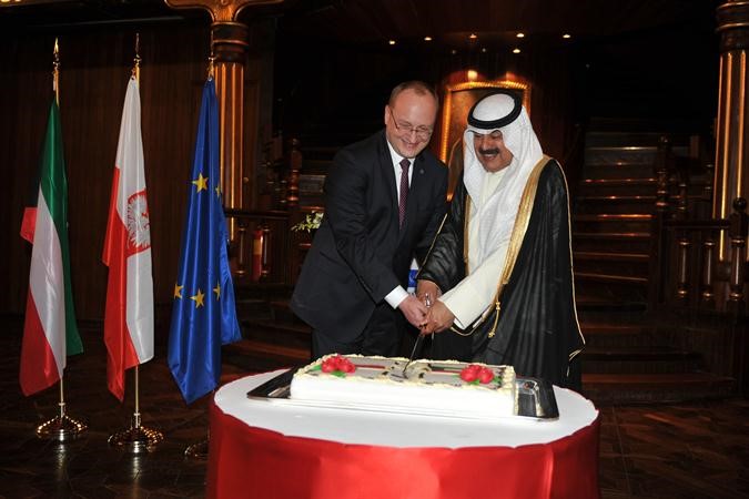 السفير خالد الجارالله مشاركا السفير جشيجوش اولشاك في قطع كعكة الاحتفال
