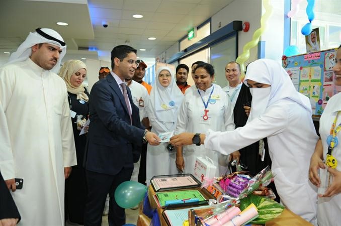دمرزوق العازمي والزميل عبدالكريم العبدالله خلال المعرض قاسم باشا