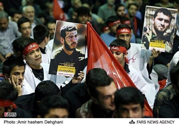 متطوعون ايرانيون يرفعون صورا لقتلى سقطوا في سورية العربية نت